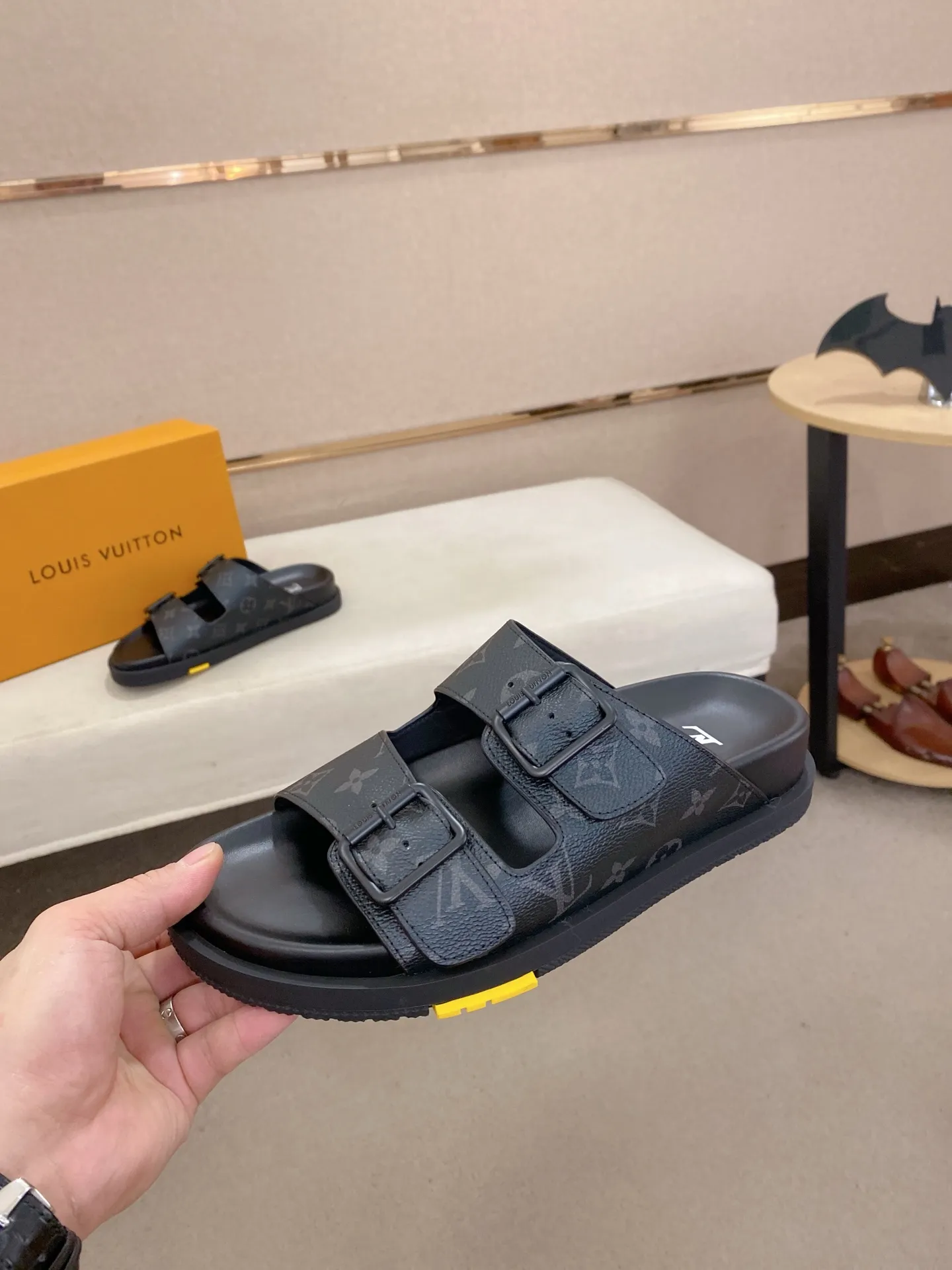 Factory price: 420💰Made by LV🔍Top purchasing agent. Men's spring and summer slippers are available at the same counter. The uppers are made of cowhide imported from Italy. High-quality craftsmanship, soles: original soles specially provided by the original factory, exclusive movable molded soles are super comfortable, original factory follow-up goods, 🔍🔍high quality, can be entered and exited the counter at will, welcome to compare, code number 38-44. Can be customized45